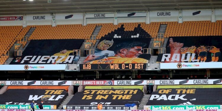 Exhiben enorme pancarta de Raúl Jiménez en el Molineux Stadium