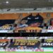 Exhiben enorme pancarta de Raúl Jiménez en el Molineux Stadium