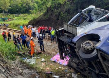 Autobús cae a barranco y mueren 16 personas en Brasil