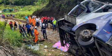 Autobús cae a barranco y mueren 16 personas en Brasil