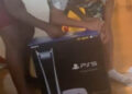 Papás regalan a sus hijos caja de PlayStation 5 llena de libros