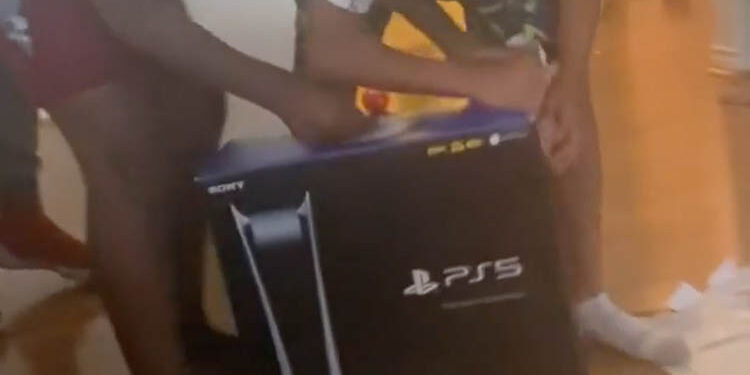 Papás regalan a sus hijos caja de PlayStation 5 llena de libros