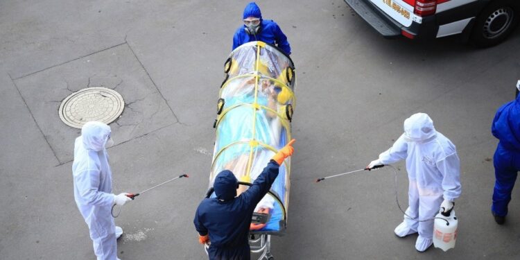 Saturación hospitalaria alcanza al Autódromo Hermanos Rodríguez, familiares piden mejor atención