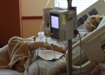 Trabajadora de asilo sigue hospitalizada tras recibir 5 dosis de vacuna contra COVID