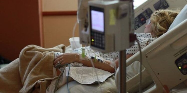 Trabajadora de asilo sigue hospitalizada tras recibir 5 dosis de vacuna contra COVID