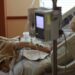 Trabajadora de asilo sigue hospitalizada tras recibir 5 dosis de vacuna contra COVID