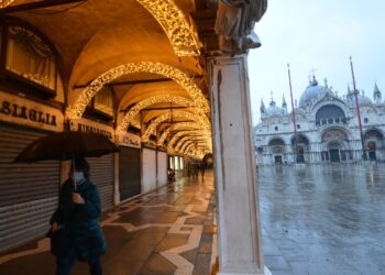 Venecia se luce en Navidad pese a ausencia de turismo
