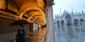 Venecia se luce en Navidad pese a ausencia de turismo