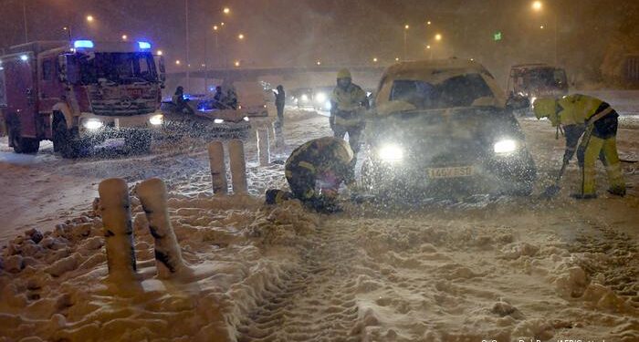 Tormenta de nieve en España ocasiona caos y deja al menos tres muertos