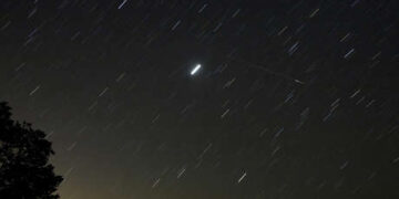 Captan un objeto azul no identificado que ilumina el cielo sobre una isla hawaiana