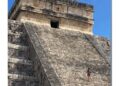 Mujer sube a la pirámide de Chichén Itzá para esparcir las cenizas de su esposo