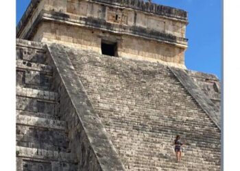 Mujer sube a la pirámide de Chichén Itzá para esparcir las cenizas de su esposo