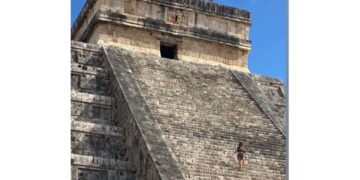 Mujer sube a la pirámide de Chichén Itzá para esparcir las cenizas de su esposo