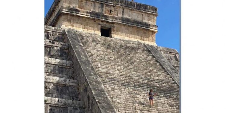 Mujer sube a la pirámide de Chichén Itzá para esparcir las cenizas de su esposo