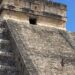 Mujer sube a la pirámide de Chichén Itzá para esparcir las cenizas de su esposo