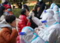 China confina otra ciudad de 11 millones de personas para contener brote de COVID