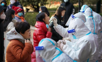 China confina otra ciudad de 11 millones de personas para contener brote de COVID