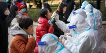 China confina otra ciudad de 11 millones de personas para contener brote de COVID