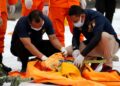 Localizan cajas negras de avión que cayó en Indonesia