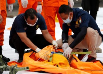 Localizan cajas negras de avión que cayó en Indonesia