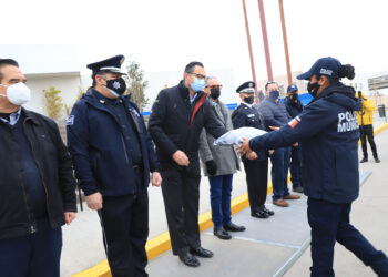 Alcalde reparte de uniformes y equipamiento a la policía