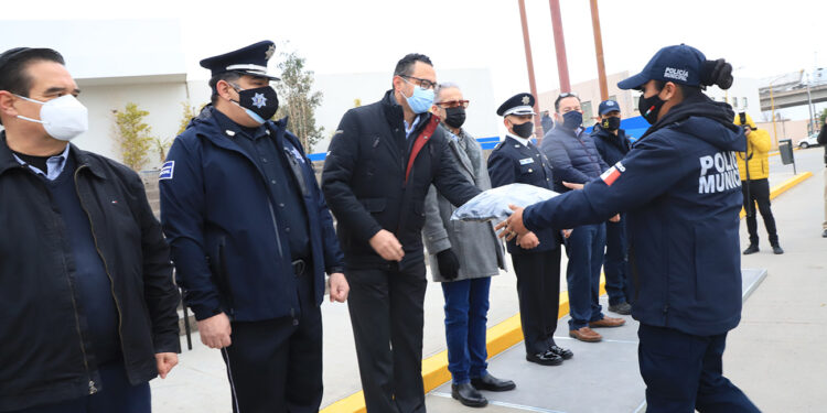 Alcalde reparte de uniformes y equipamiento a la policía
