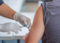 Hospitalizan a doctora después de recibir vacuna de Pfizer