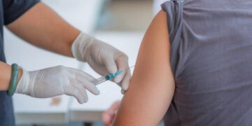 Hospitalizan a doctora después de recibir vacuna de Pfizer