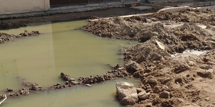 Vecinos de B. Anaya reportan obras incompletas y salida de aguas negras
