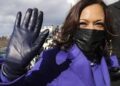 Kamala Harris hace historia al jurar como primera vicepresidenta de EEUU