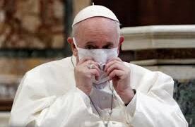Vacunan al papa Francisco contra la covid-19 en el Vaticano