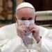 Vacunan al papa Francisco contra la covid-19 en el Vaticano