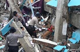 Suman 77 muertos por sismo en la isla Célebes, en Indonesia