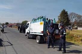 Detienen a dos hombres tras robar camión con 40 tanques de oxígeno en Edomex