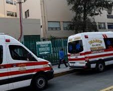 Pacientes COVID-19 mueren en ambulancias tras esperar hasta cinco horas para ingresar a hospital