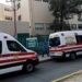 Pacientes COVID-19 mueren en ambulancias tras esperar hasta cinco horas para ingresar a hospital