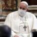 Papa Francisco aprueba que mujeres den comunión y lean la Biblia durante misas