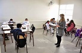 Gobierno ofrece vacunar a estos maestros para volver a clases
