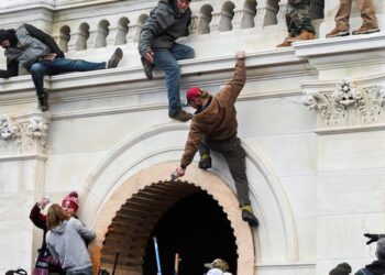 FBI ofrece 50 mil dólares por información de quienes colocaron artefactos explosivos en Washington