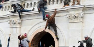 FBI ofrece 50 mil dólares por información de quienes colocaron artefactos explosivos en Washington