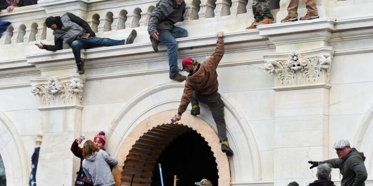 FBI ofrece 50 mil dólares por información de quienes colocaron artefactos explosivos en Washington