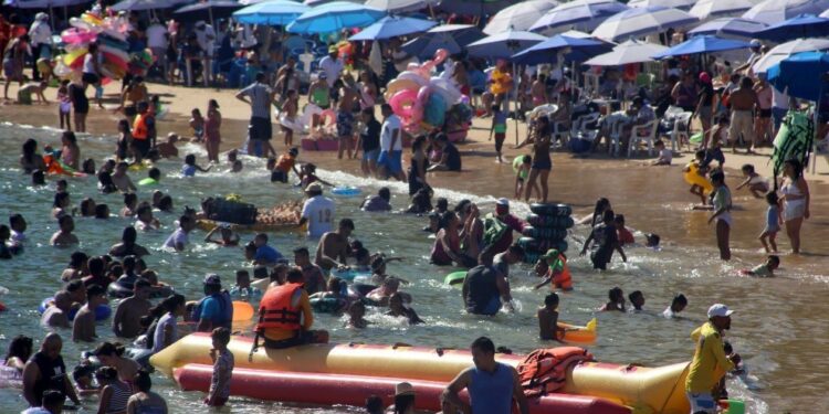 Abarrotan playas y destinos turísticos de México durante primer fin de semana de 2021