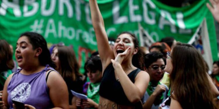 Presidente de Argentina promulga ley del aborto electivo