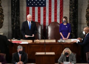 Pence desafía a Trump y afirma que no tiene autoridad para frenar victoria de Biden