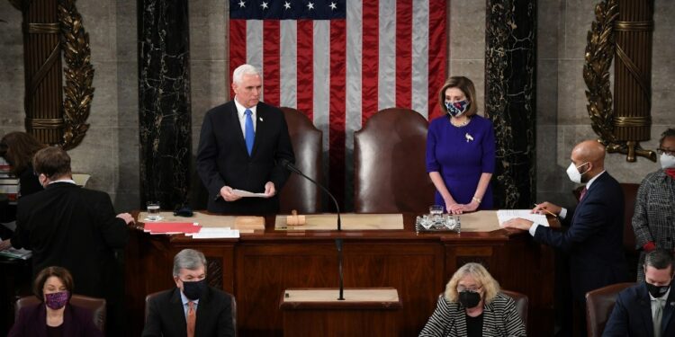 Pence desafía a Trump y afirma que no tiene autoridad para frenar victoria de Biden