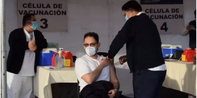 Doctora y empleado de hospital del IMSS en Monclova sufren reacciones tras vacuna COVID