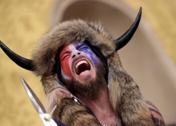 El hombre con cuernos y otros revoltosos del Capitolio identificados