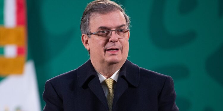 México invocará T-MEC para que migrantes reciban vacuna COVID-19 en EU
