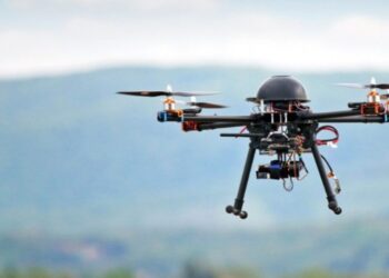Hombre usa un dron para regalar una caja de donas a policías