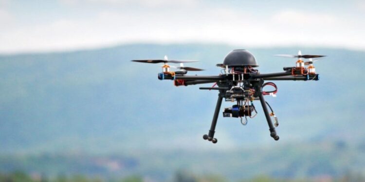Hombre usa un dron para regalar una caja de donas a policías